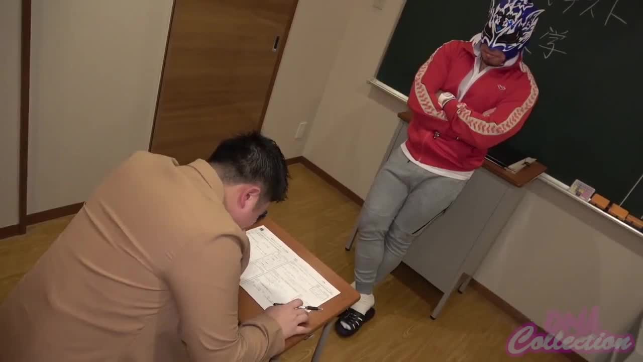 高中生男生在教室爆操健壮老师菊花，日本西装胖熊男男GV 有一个教室，成为学生放学后发展的场所。 充满性欲的学生和老师聚集在一起，进行变态的性交。 充满男性气味的性爱教室，禁忌补习课开始点此查看更多