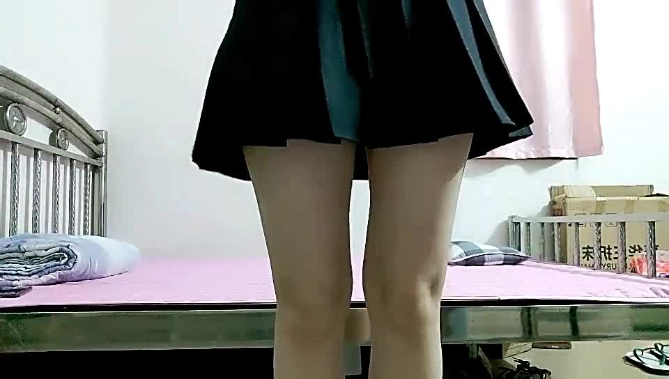 【眼镜妹外表斯文但骨子里骚】点此查看更多