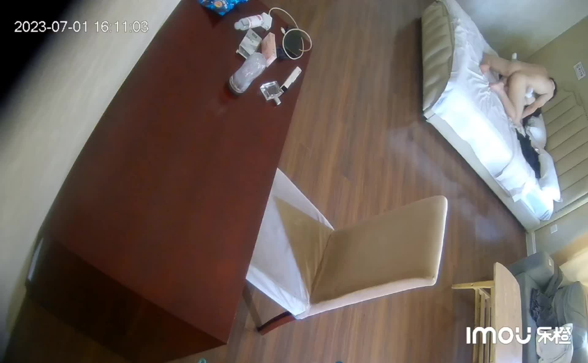 #1301362全网独家乐橙酒店私享台偷拍️文艺青年撸管等眼镜女友来啪啪妹子好奇的研究男友的放在桌子上的飞机杯点此查看更多