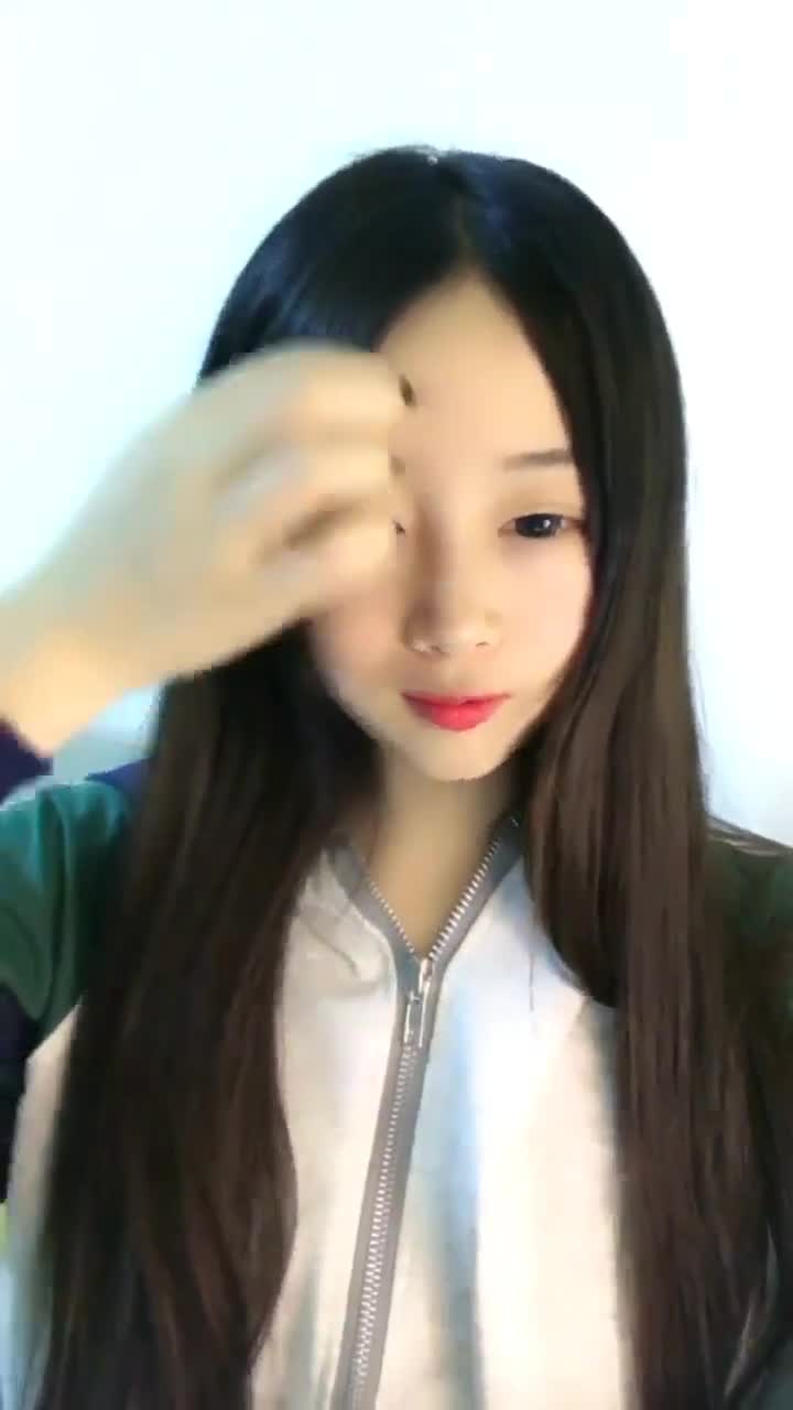 非常好看的萝莉小七，没别的，就是嫩，很可的颜值，下面已经长满了毛毛，假屌自慰很是过瘾！点此查看更多