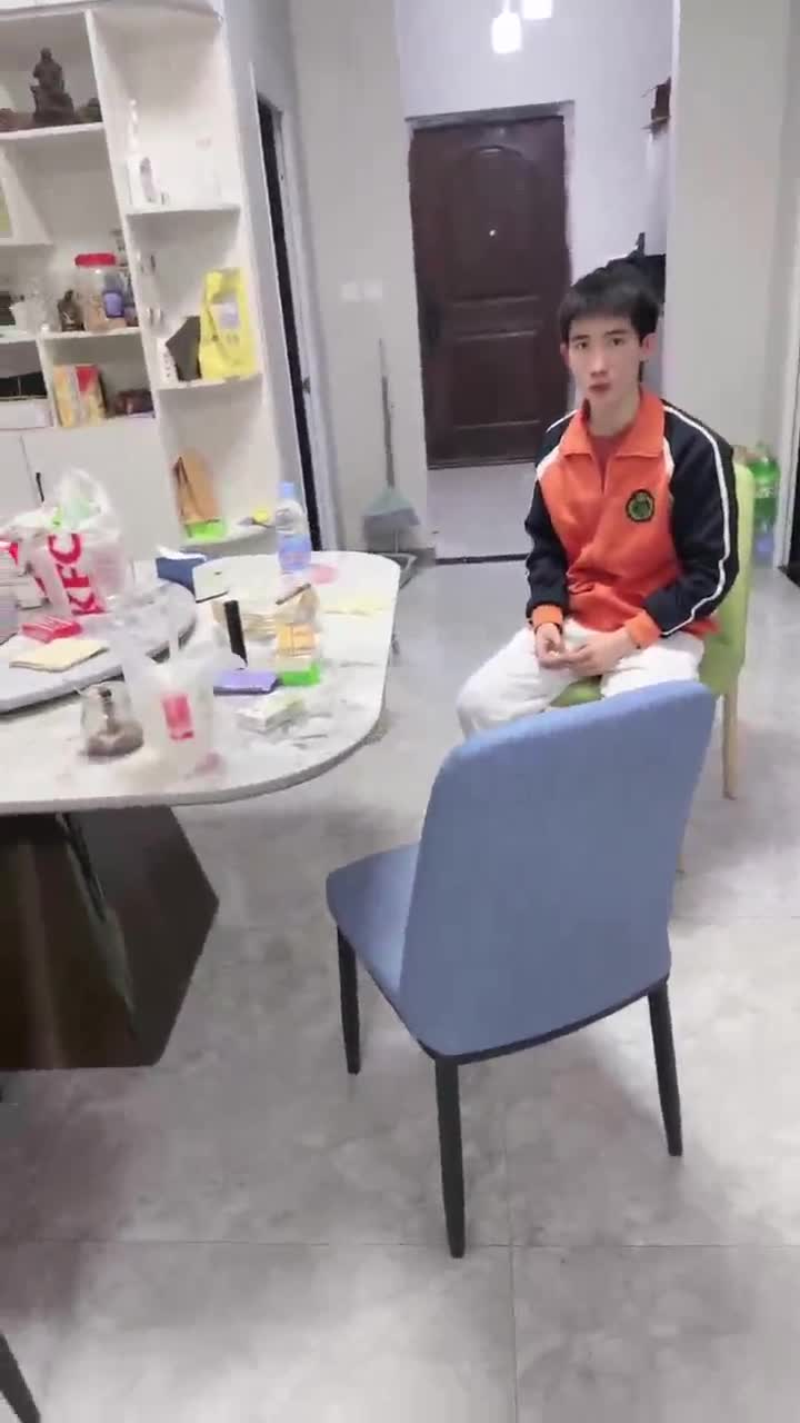 #套路 剧情 给高中生打开新世界  第二场（不是我分的，本身就是三场直播回放）女主：牙乖乖  艾伦题外话：好像自从三三玩了一次之后成新的流量符号了  我盯了半天 这好像也是真的 最起码年龄不大 大概十八九？看胡茬就知道了 还有那眼神……  不过怎么说呢，看着确实是不错 这种完全copy小说剧情的内容 但要是真的 怎么说呢 还是觉得有点过点此查看更多