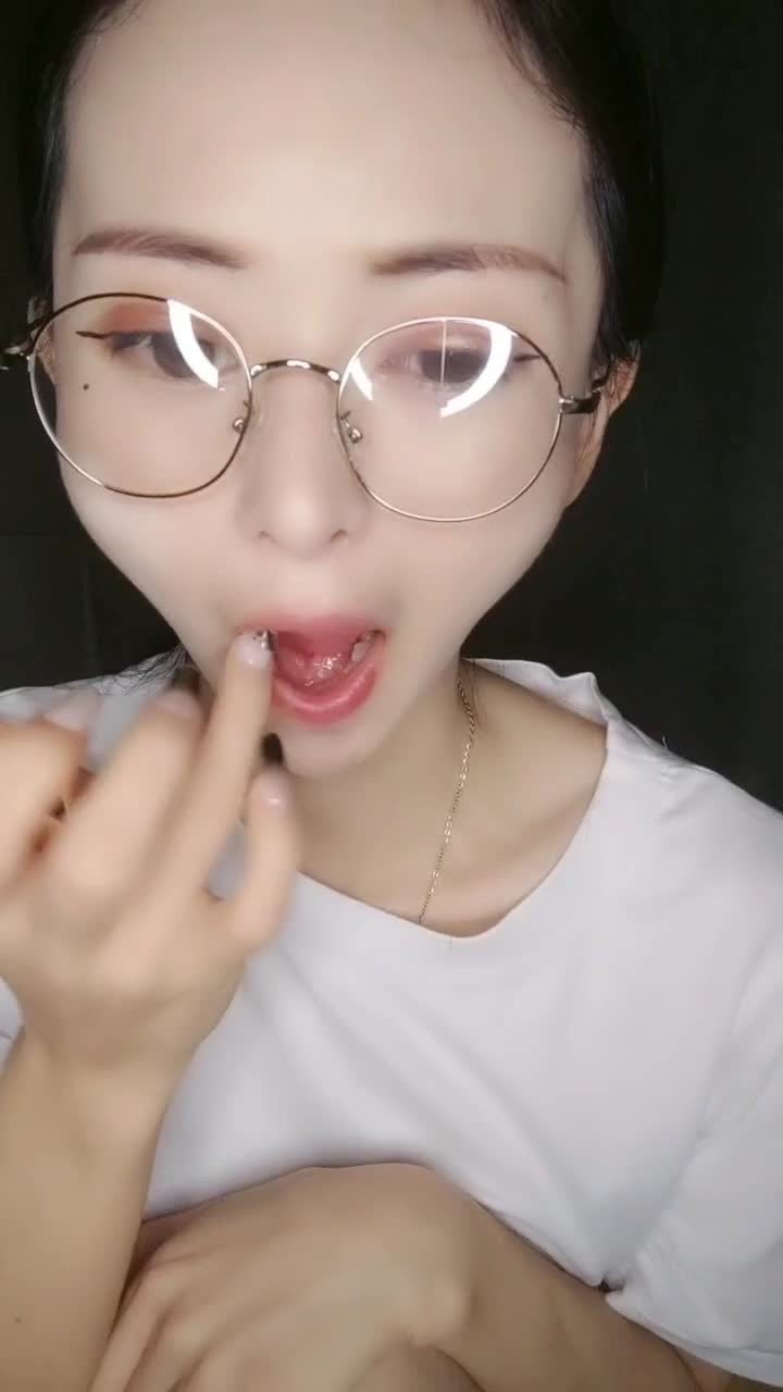 #1300389背带裤眼镜美女！苗条身材独自秀！浴室冲洗骚穴，白丝袜开腿自慰，跳蛋震动爽翻，表情很享受速游VPN跑满千兆只做最快
