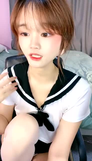 #直播 娇小萝莉和男友激情操逼，学生制服，第一视角后入抽插