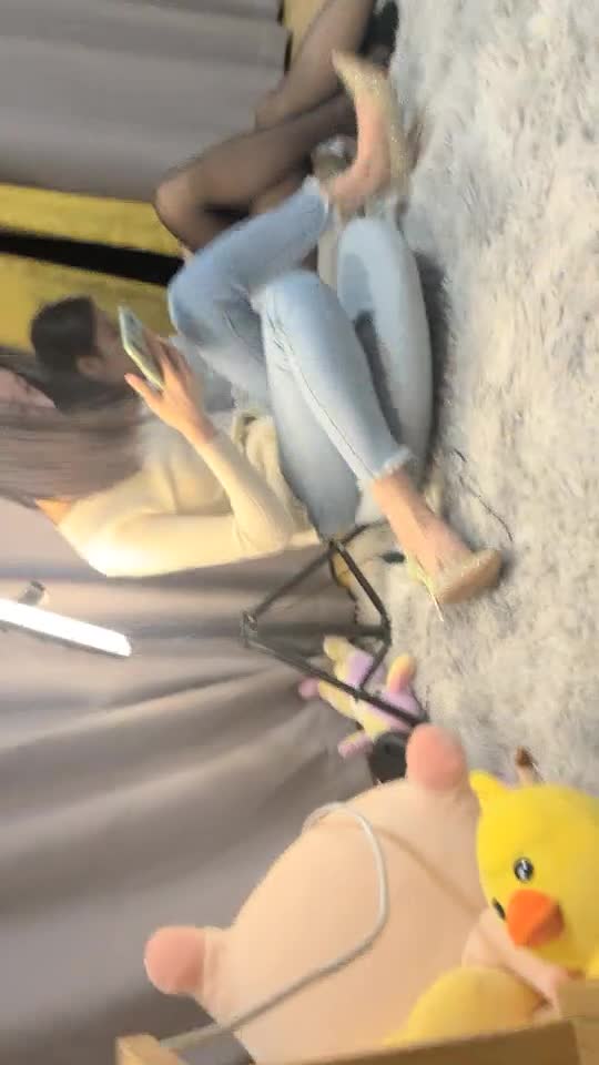 #双飞 #蜜桃臀 高价计时房 人气女神双飞 颜值吊打全场 萝莉御姐 肤白貌美人间尤物 牛仔裤后入蜜桃臀