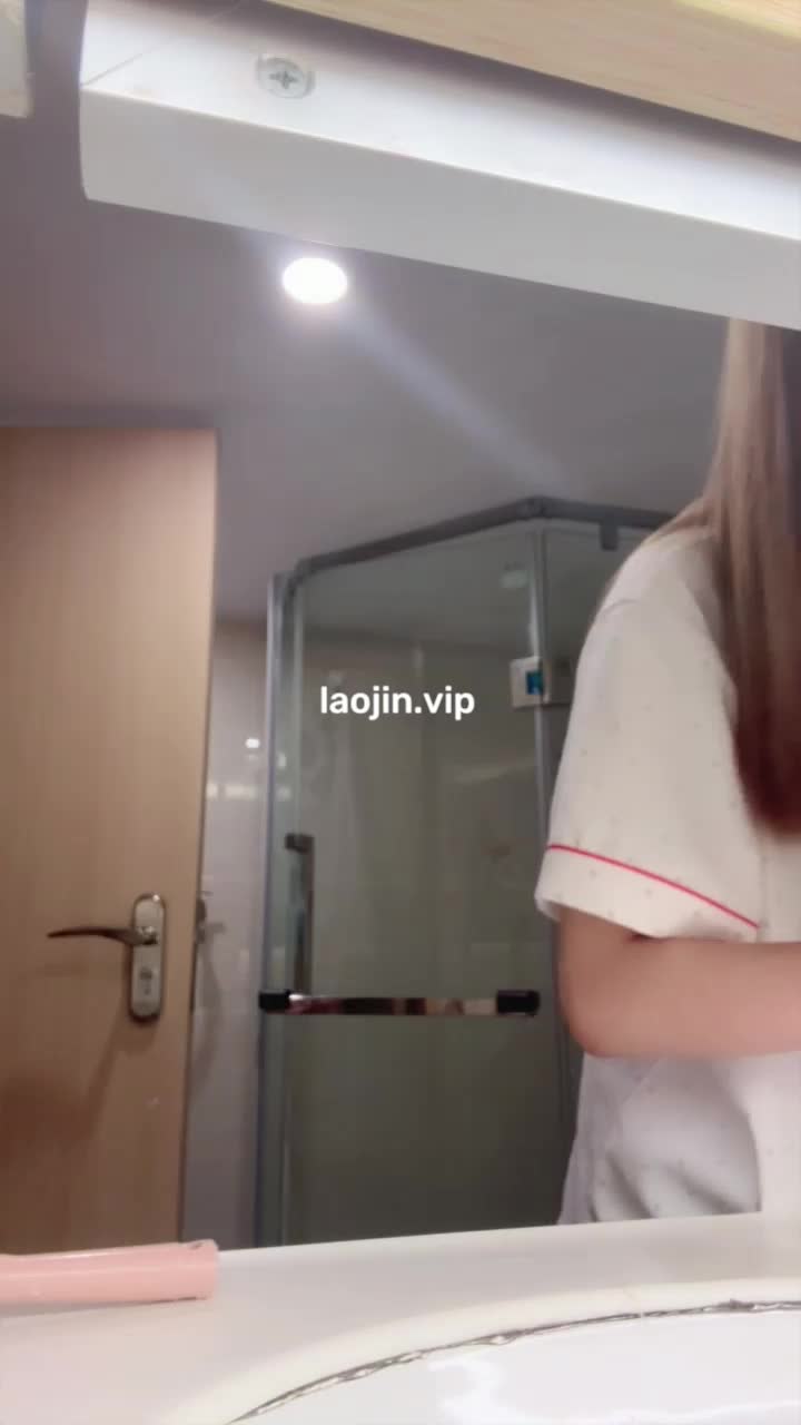 2025年6月，新人，成都19岁学妹，【少女】，青春的气息扑面而来，脱光光沐浴洗逼，希望大叔能来包养