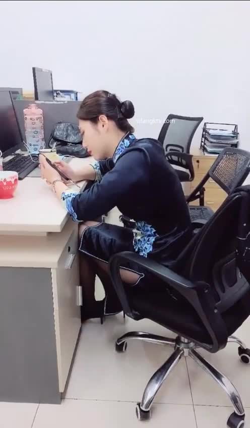 #售楼小姐 #反差 #潜规则 最近很火的售楼小姐被领导潜规则，上班期间带到洽谈室深入交流 小姐姐是真的好看，可惜了。点此查看更多