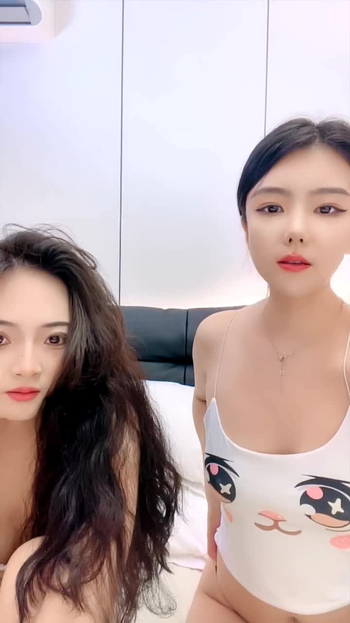 大屌哥再干两个风骚母狗少妇，全程露脸乖巧听话丝袜情趣淫声荡语不断，口交大鸡巴多体位爆草蹂躏精彩又刺激