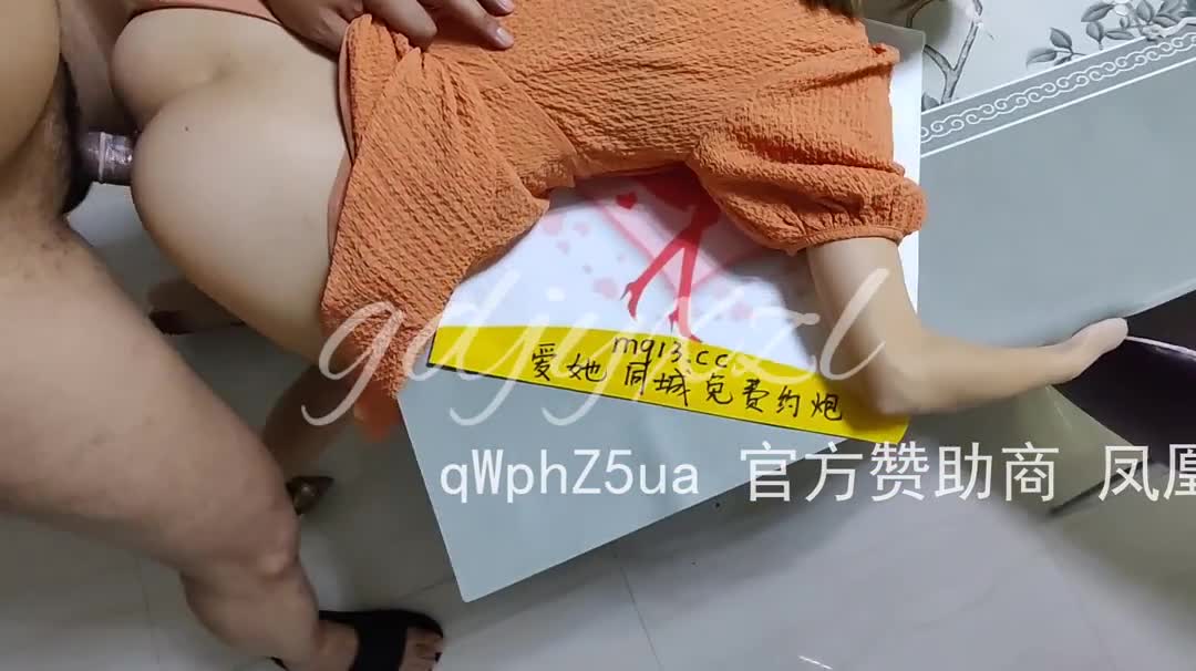 “我真不行了，真不能再喷了”反差老师在自家餐厅被爆操，露脸潮喷