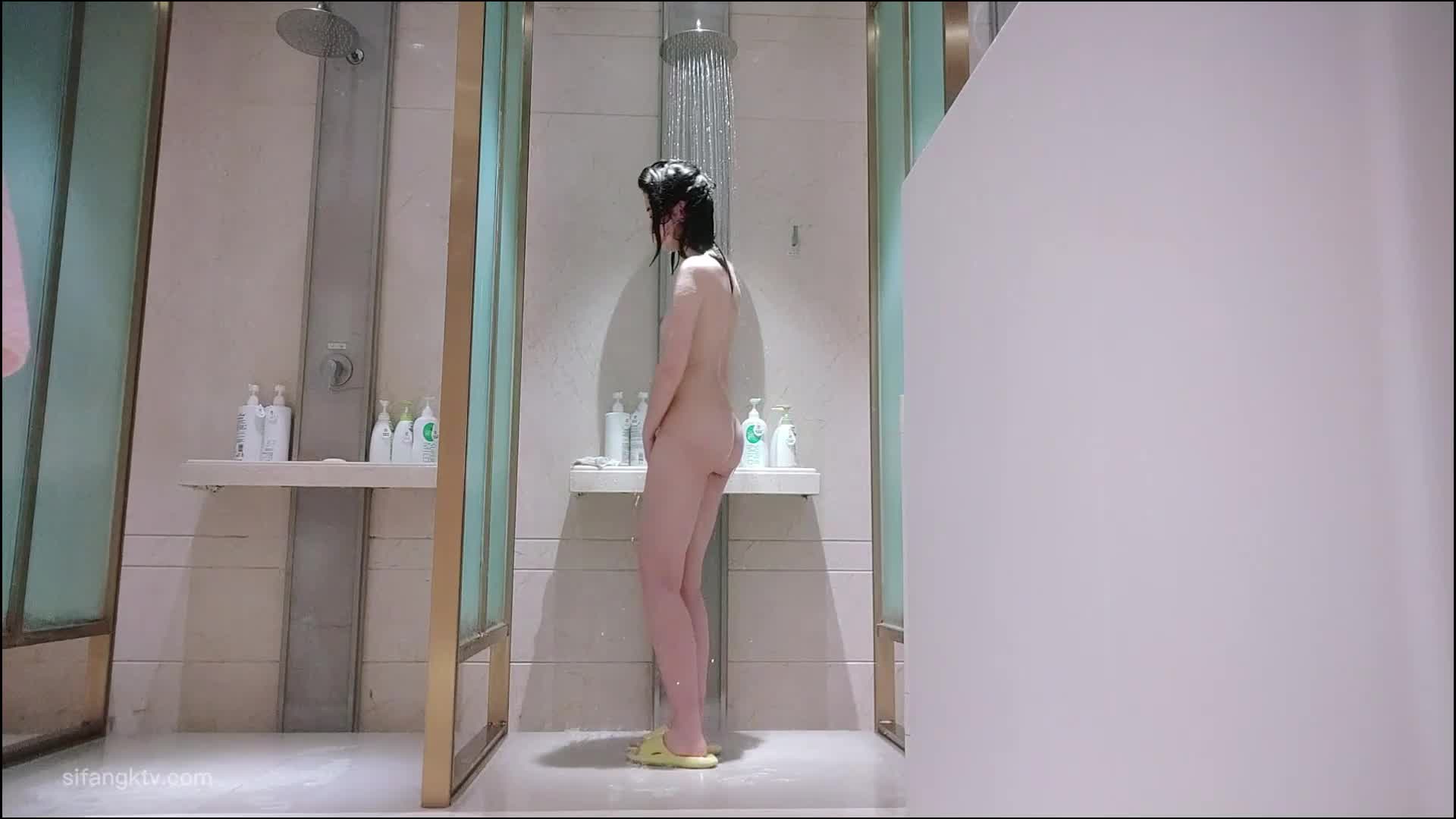 大众浴所偷窥身材颜值俱佳眼镜小美女 坚挺的乳头和柔顺毛毛点此查看更多