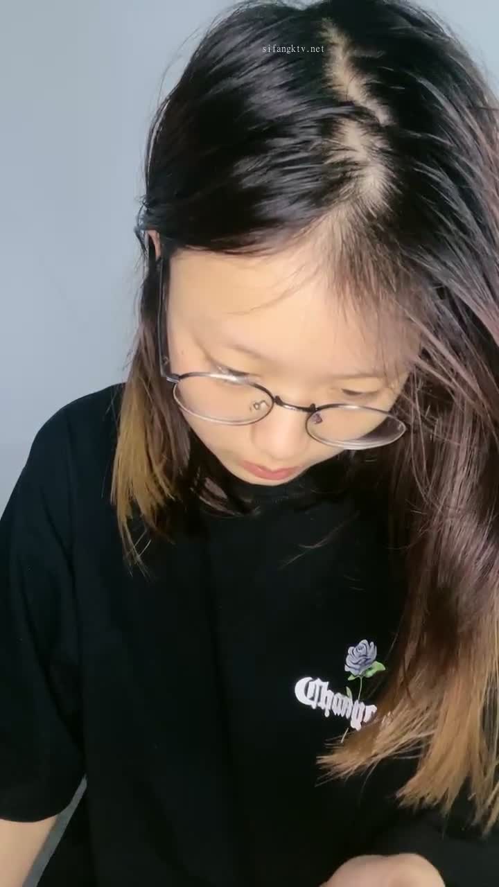 #眼镜妹点此查看更多