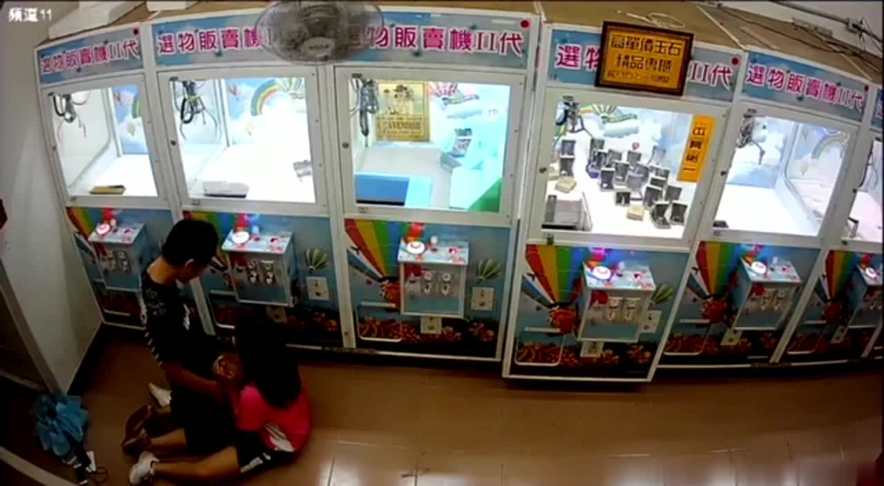 黑料不打烊娃娃机房 监控偷拍一对大学生情侣为了节约房钱在抓娃娃机房地板上做爱ㅤ点此查看更多