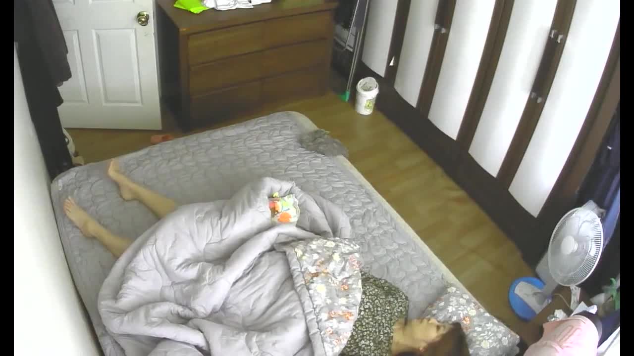 家庭摄像头 寂寞少妇性欲极强每天都要自慰㊙️眼镜学生妹边看片边自慰不停的揉搓骚B点此查看更多