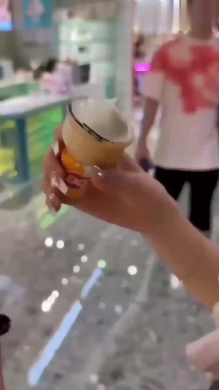粉色衣服萝莉少女白色丝袜裙子高中生被pua，趁她爸妈不在家猛操到她要直呼报警！