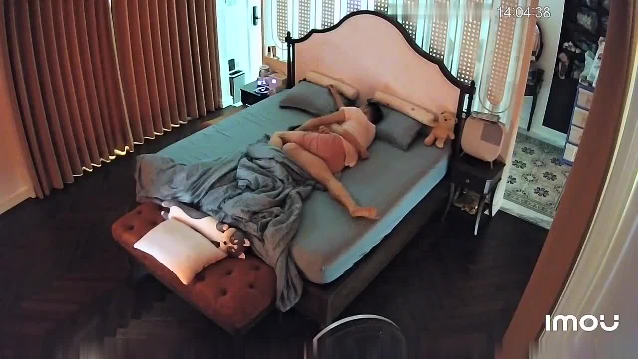 黑客破解萤石云家庭网络摄像头偷拍 生完孩子没多久的漂亮少妇性欲强白天晚上主动挑逗老公做爱难怪身材那么好