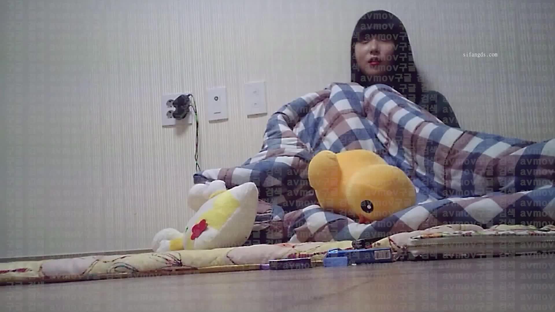 约啪大神，撩了两位少女颜值大学生回家做爱，主要肏短发的，长发美女打辅助