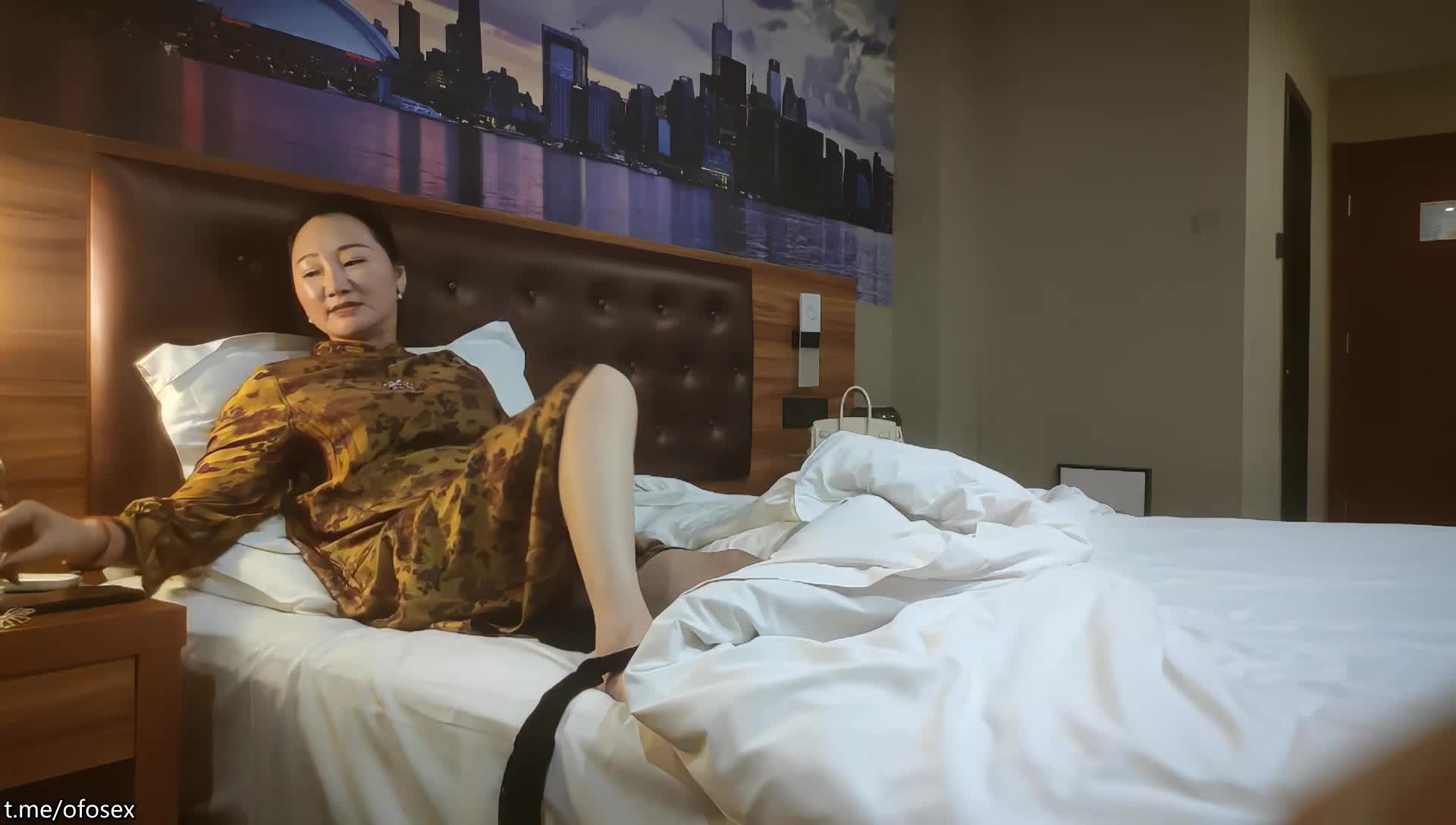 #少妇 极品熟女人妻偷情 换上情趣内衣性爱 女上骑乘内射 做完立马说要赶紧回家 不然会被老公怀疑️️点点关注不迷路-【金牌中转站】️️