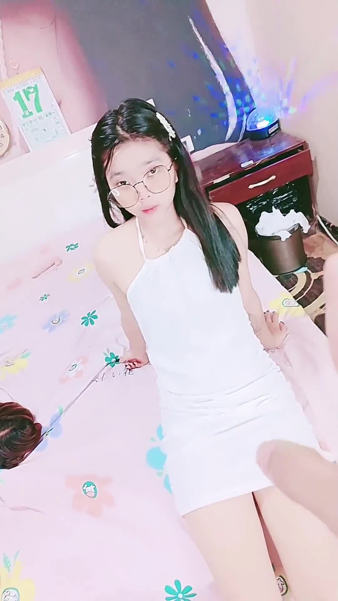 KU一堆00后小萝莉随便操【1】清纯眼镜嫩妹！拔下内裤小穴超嫩，用屌磨蹭插入，打桩机深插美臀点此查看更多