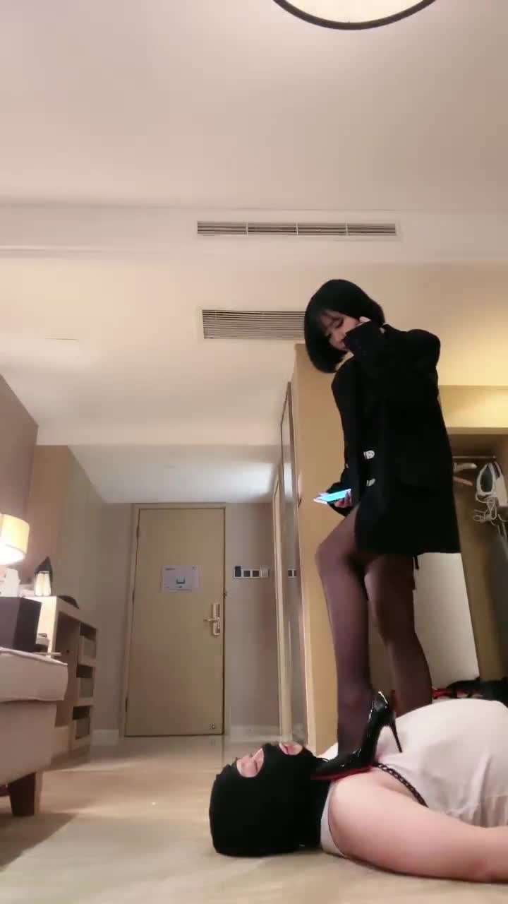#维妮 #双女主 #丝袜 #圣水维妮双女王丝足踩踏舔脚深喉调教！最后双女王一起给贱狗灌圣水！都给我喝下去，一滴都不准漏出来！