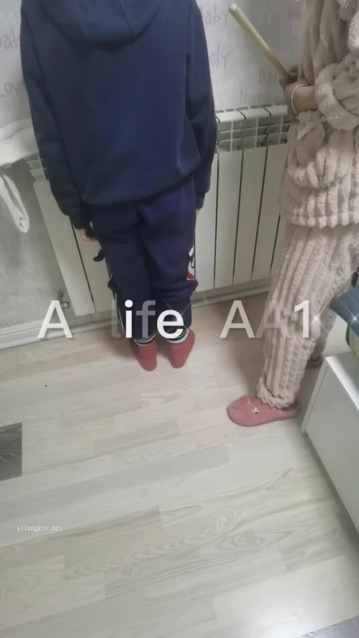 #AAlife 这个骚逼这样做真的好吗？经常拿她儿子来做噱头。叫儿子面壁思过自己在后面裸体自慰。叫儿子给自己拍裸照。妈的。她这儿子也不算小了啊。这骚逼身材丰满奶子圆润皮肤白皙，贤妻良母的形象这种反差真的很刺激上头。她的视频群里也发过很多个。群里搜搜应该还有几十个。群里面搜标签。不是频道搜点此查看更多
