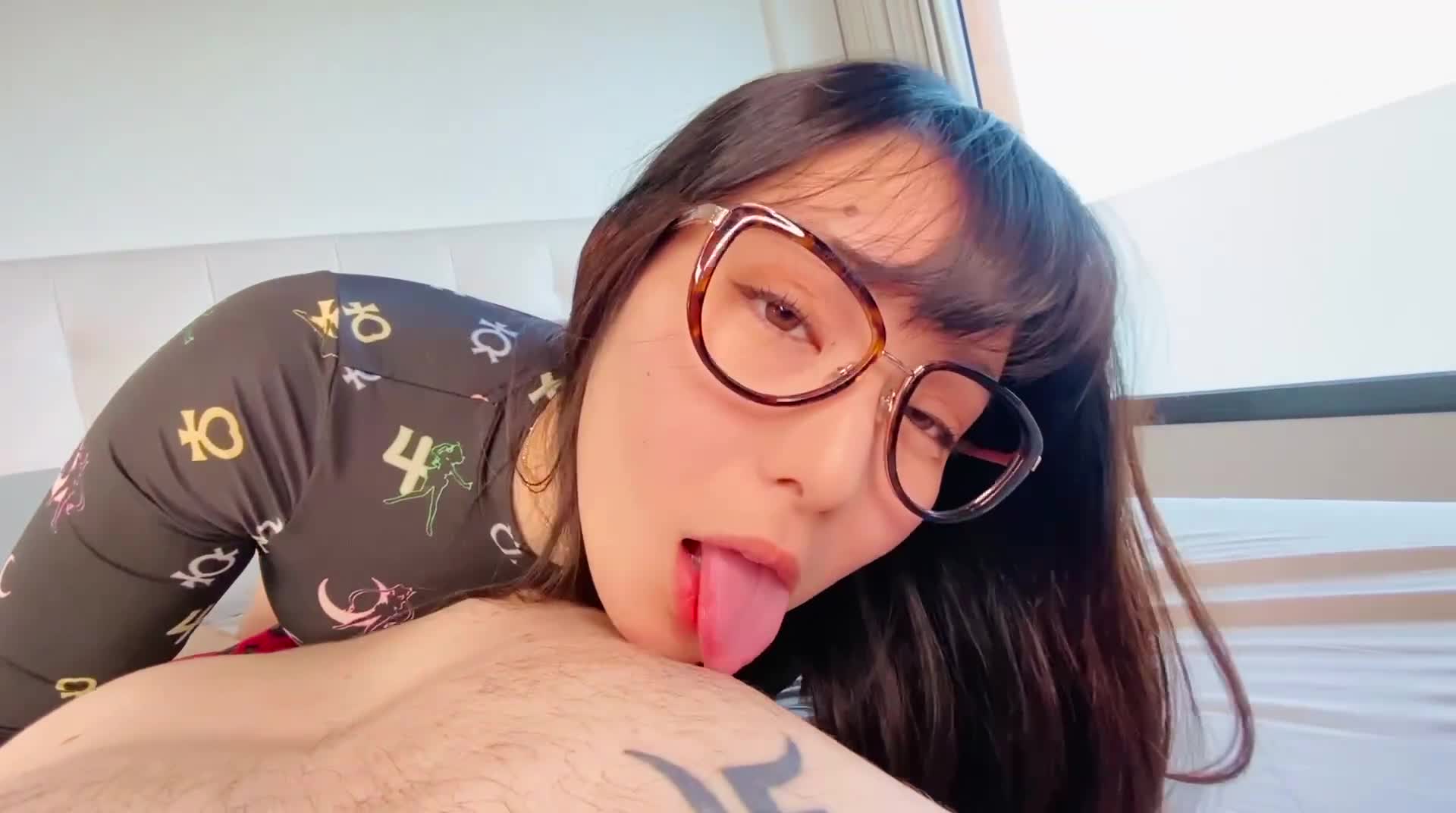 #情侣自拍 丰满肉欲眼镜少女抓着着男人的肉棒细细吮吸的样子真销魂 眼神超诱惑的～点此查看更多