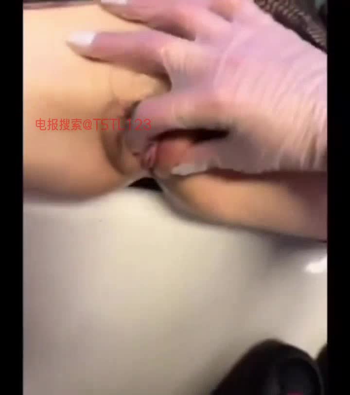 #女王 #丝袜 #母狗 #SM #调教女王调教女奴-圣水调教-黑丝美足脚操这个骚货的臭B里面-不断语言羞辱