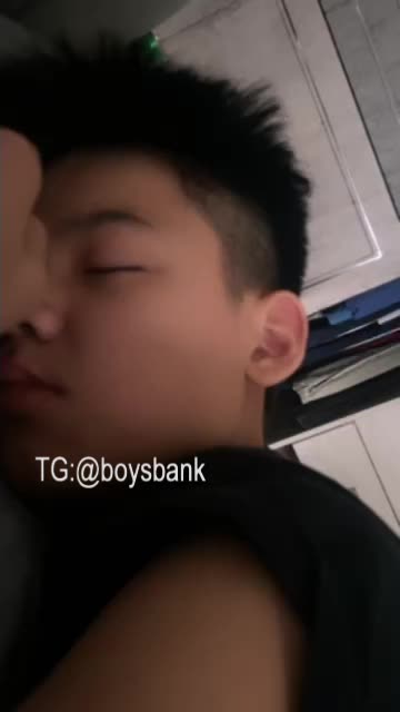 #直播 #小鲜肉 #高中生 睡着的时候看起来好乖萌，看得我这个馋啊完整版更至赞助频道速游VPN跑满千兆只做最快