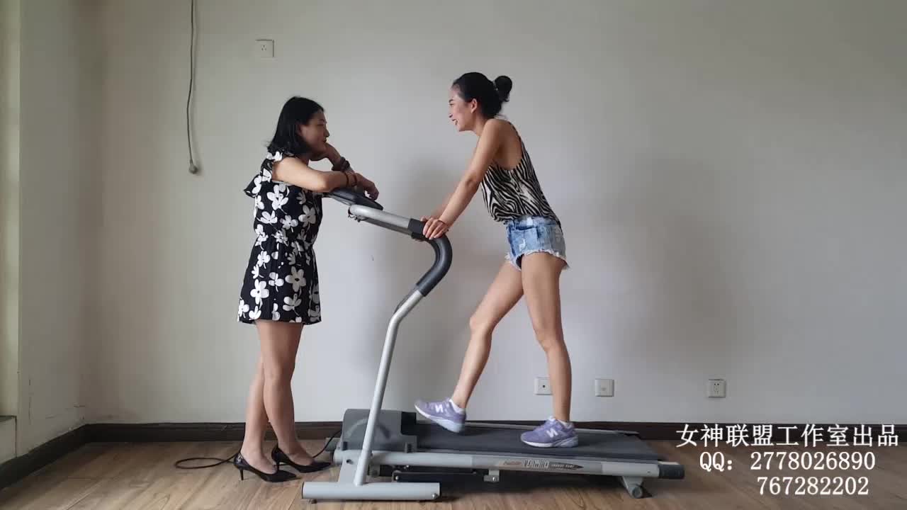 #艾丝女王 #丝袜 #舔脚 #SM艾丝女王SM调教狗奴踩踏舔脚合集-2，女王露脸了，不过都是素的，喜欢丝袜舔脚的可以看看。
