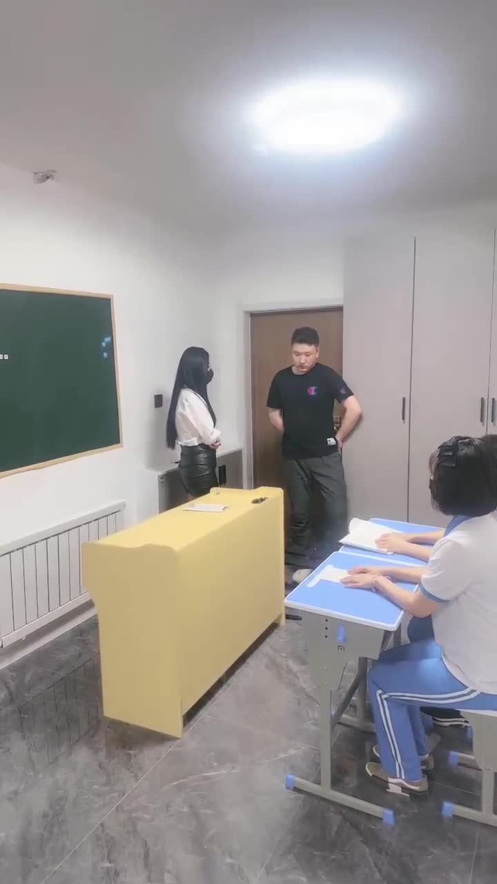 #桃幼幼 #双女主 #丝袜 #舔脚女老师带女同学在教室惩罚两位男同学舔鞋舔丝袜脚