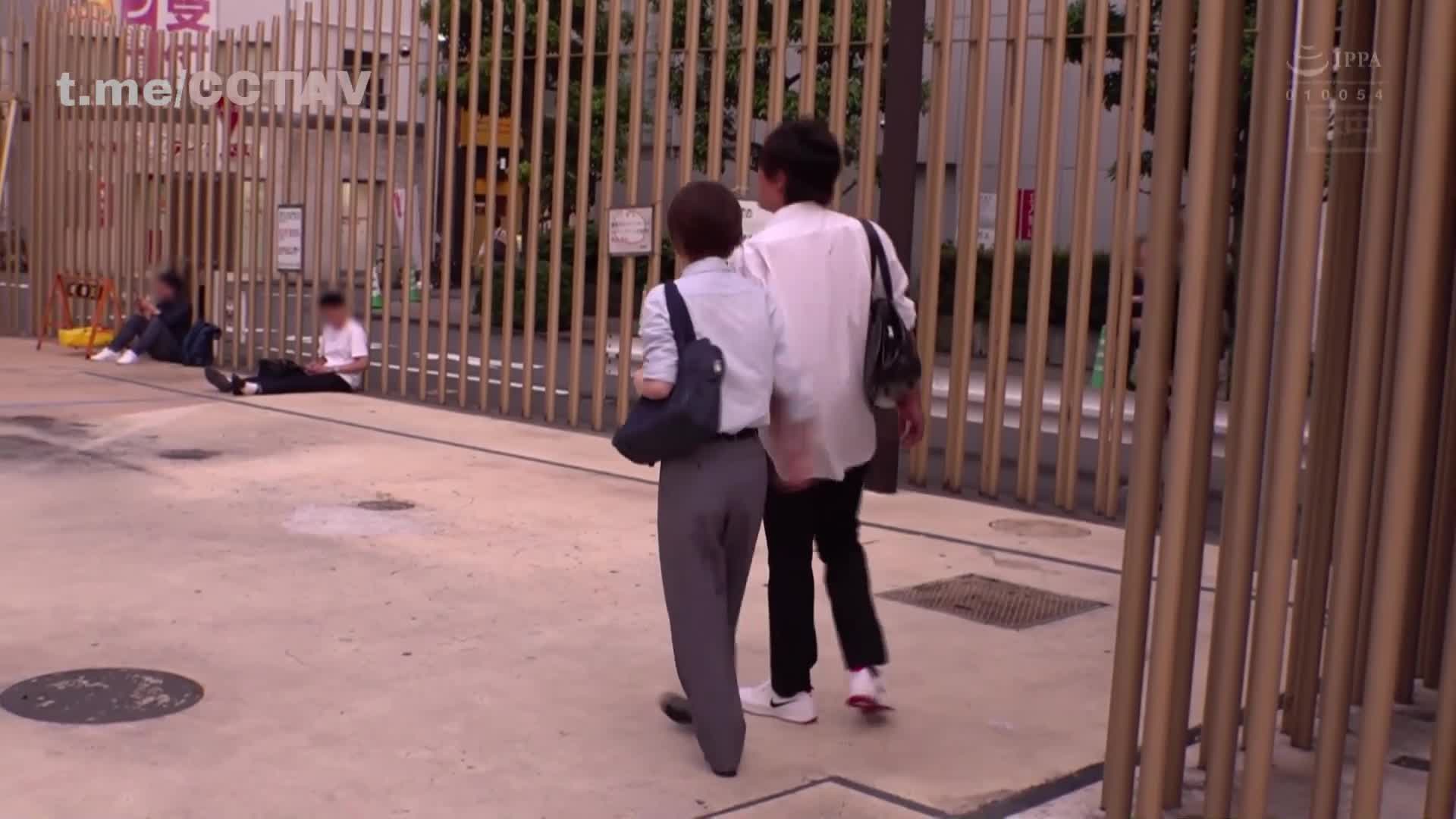 片名： 跟踪我暗恋的女孩椎名空发现他居然是个和谁都能内射的女高中生番号：点此查看更多