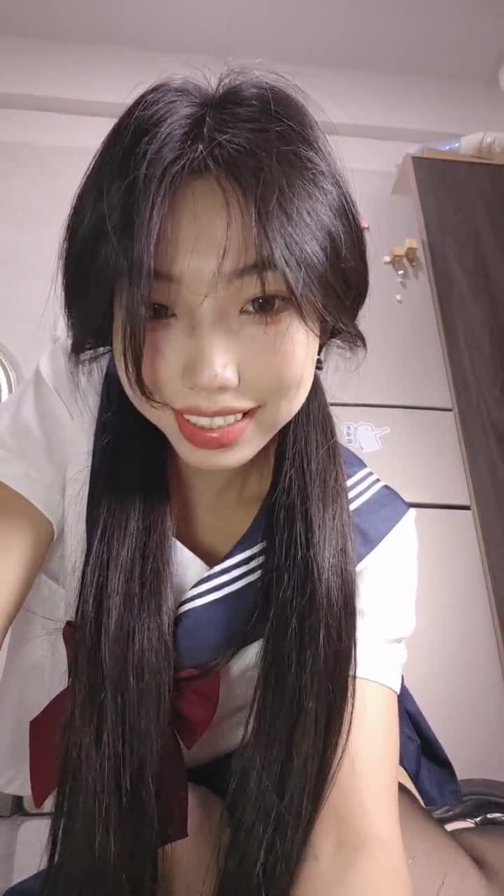 #露脸 #丝袜 #自慰 #喷水反差女神丝袜阿黑颜骑乘超骚自慰喷水！长得很清楚没想到这么骚！