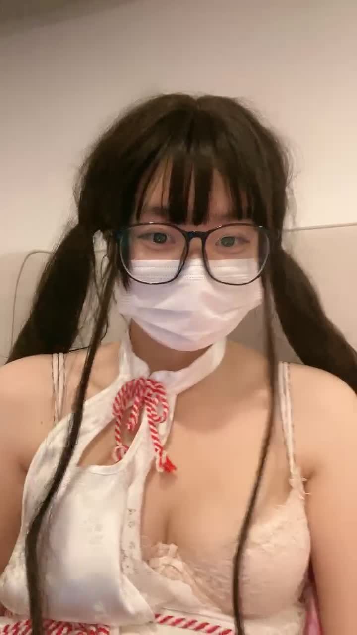 #黑框眼镜 #呆萌妹妹！白嫩美乳粉穴！露奶摸穴诱惑，扒开骚穴特写，洞洞清晰可见，很是粉嫩点此查看更多