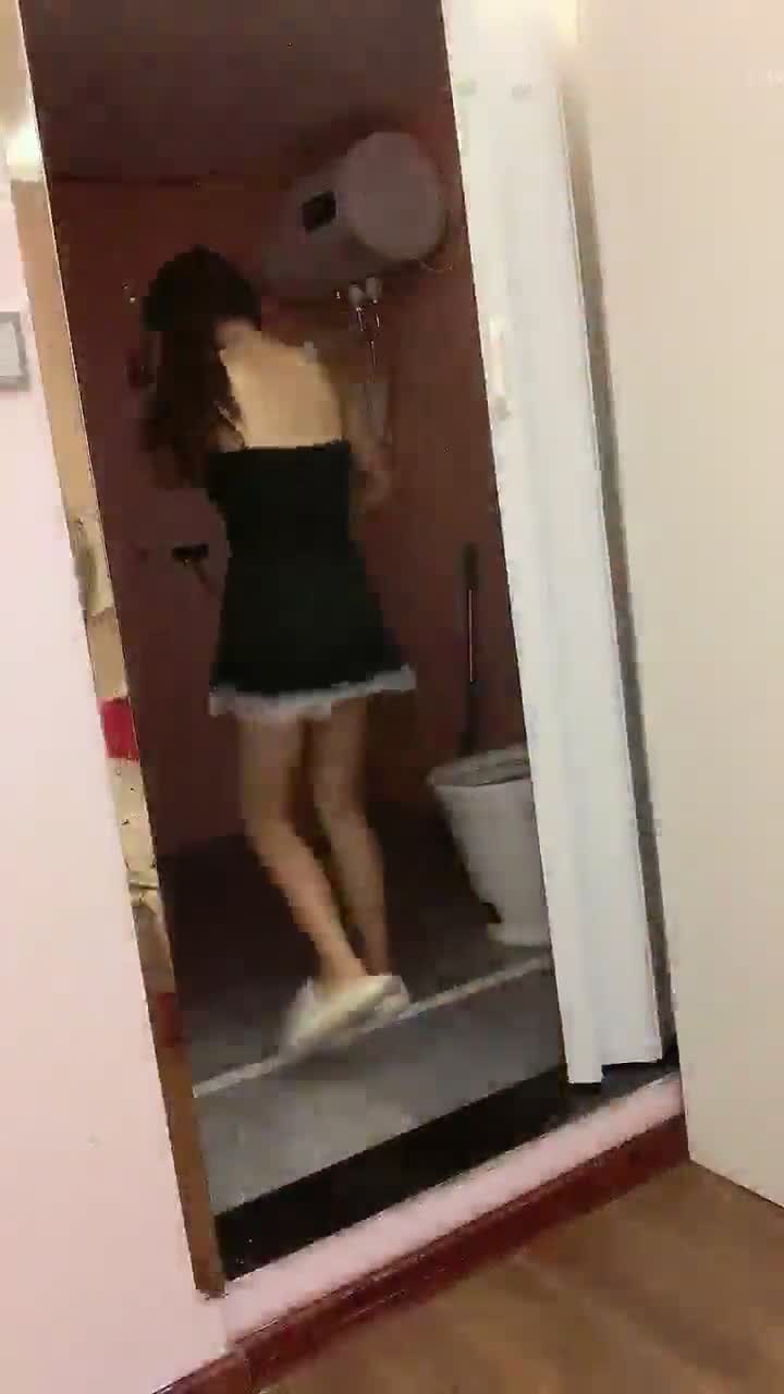 【#02萝莉酱】新人！学生妹下海！好纯好漂亮，【02萝莉酱】，懵懂的大眼睛满是清纯，脱光一看原来也是淫娃附体，骚爆了点此查看更多