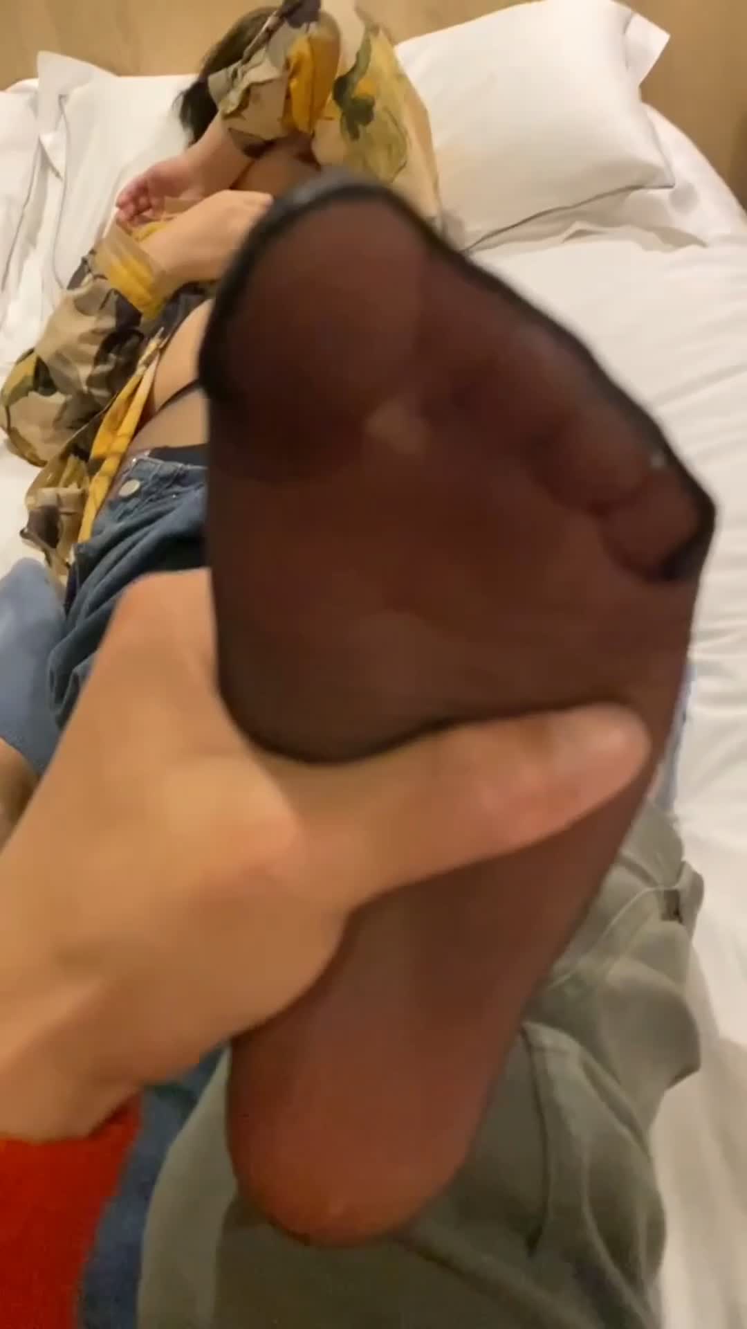 极品反差婊 约炮花腿精神小妹 爽歪歪，十分害羞一直用手遮挡自己的脸，简直无敌了