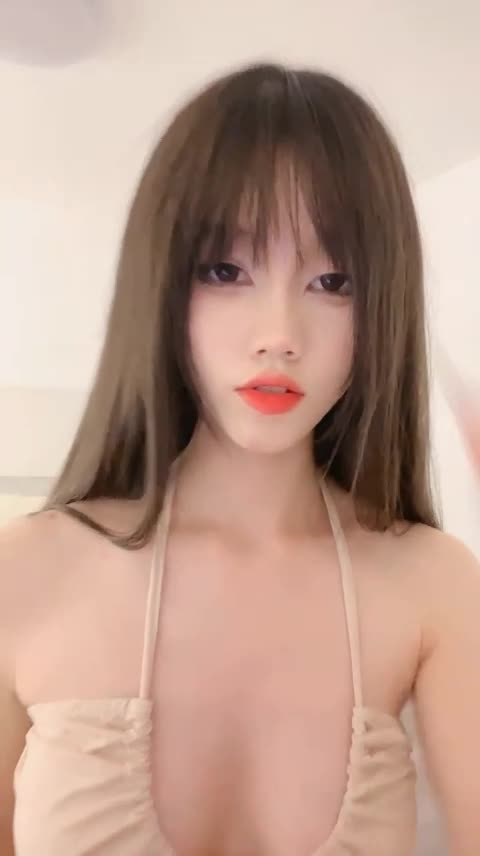 #乔乔 黑框眼镜双马尾，白嫩美乳身材超好点此查看更多