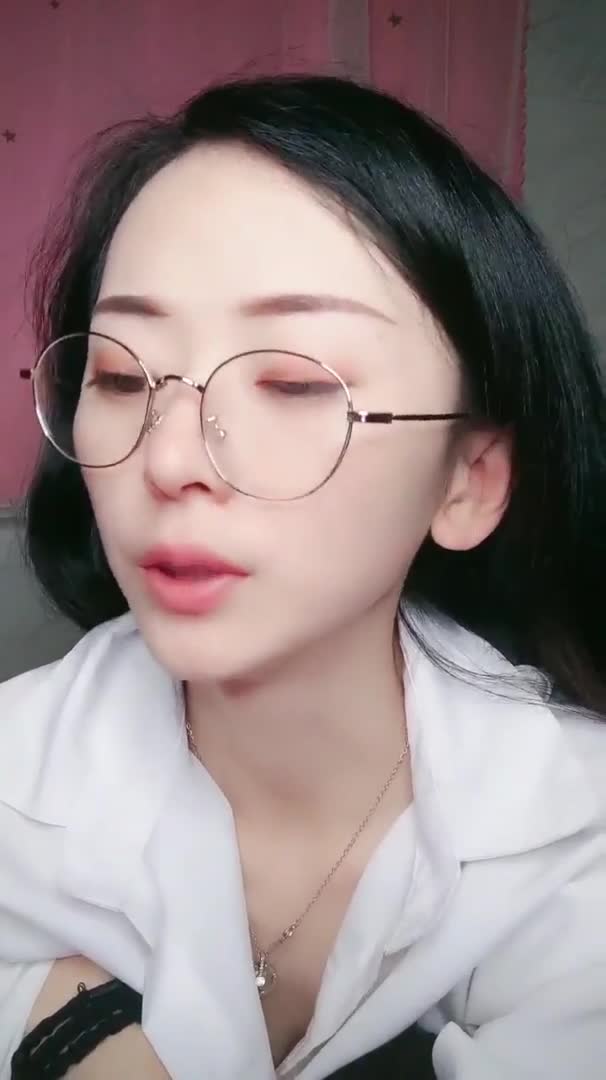 【#小美】极品反差眼镜美女！颜值身材完美~自慰连环喷水~浓浆拉丝真想干死她点此查看更多