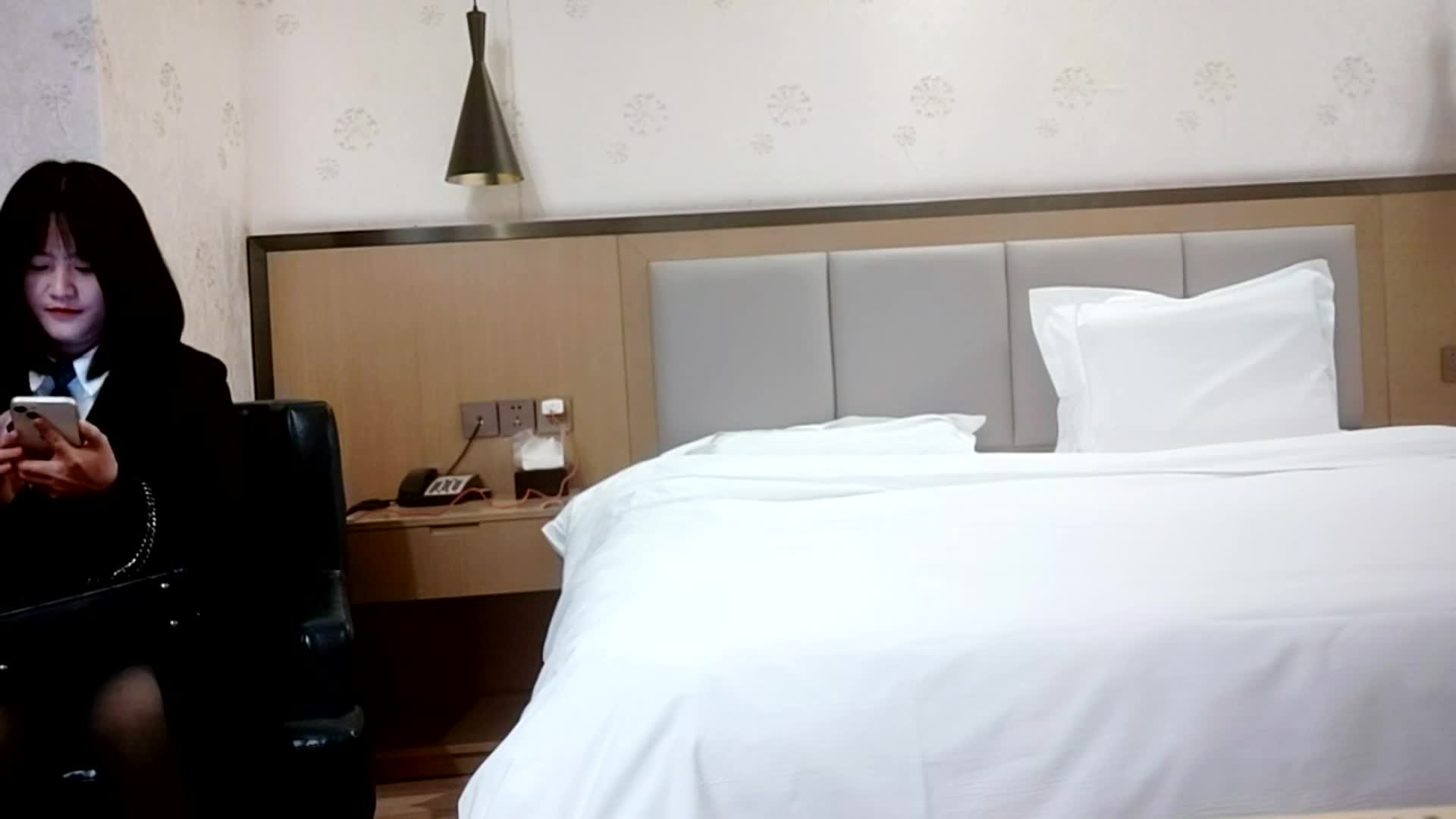 【#利哥探花】02-18 大奶萝莉过完年头一炮，深得恩师精髓，倒插妹子鬼哭狼嚎，极品美乳点此查看更多