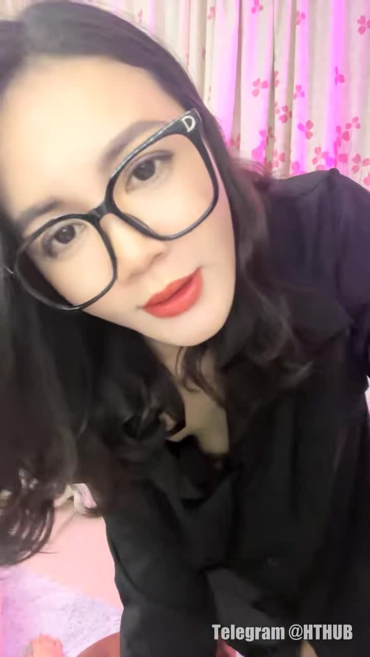 眼镜御姐女王调教！绳子捆绑地上爬行 小皮鞭抽打 #SM点此查看更多
