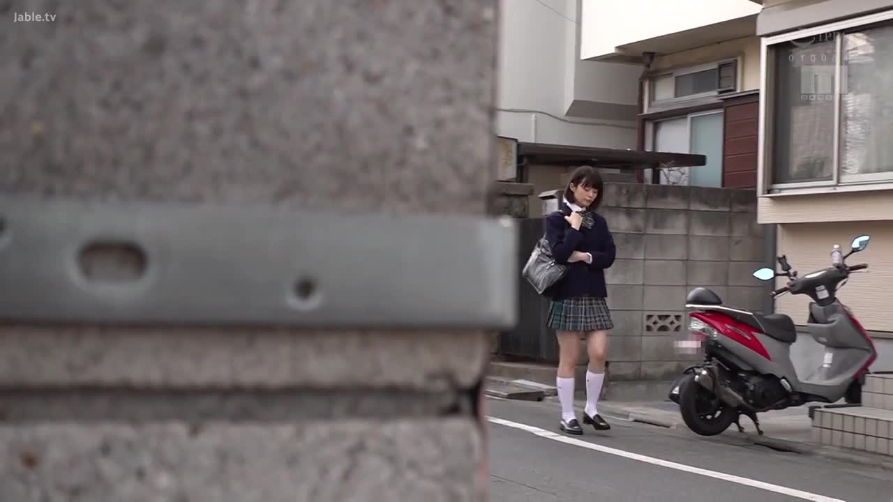 MIAA-431 高中时候强奸月乃的强奸犯出狱了 再次对月乃进行三天监禁内射强奸 疯狂的强奸撕烂她内心刚刚痊愈的心理阴影 让她这辈子都逃不脱被强奸的阴影看月乃妹子那伤痕累累的身体就心疼，这次又被操哭了，妹子的身材属于苗条型，奶子不大，屁股也不大，不过是个白虎。男优这个死胖子，会的姿势很多，色气满满的插入方式，搭配月乃妹妹清秀的小脸和湿湿的小穴食用，撸点多多。死胖子经典招式——猪拱地