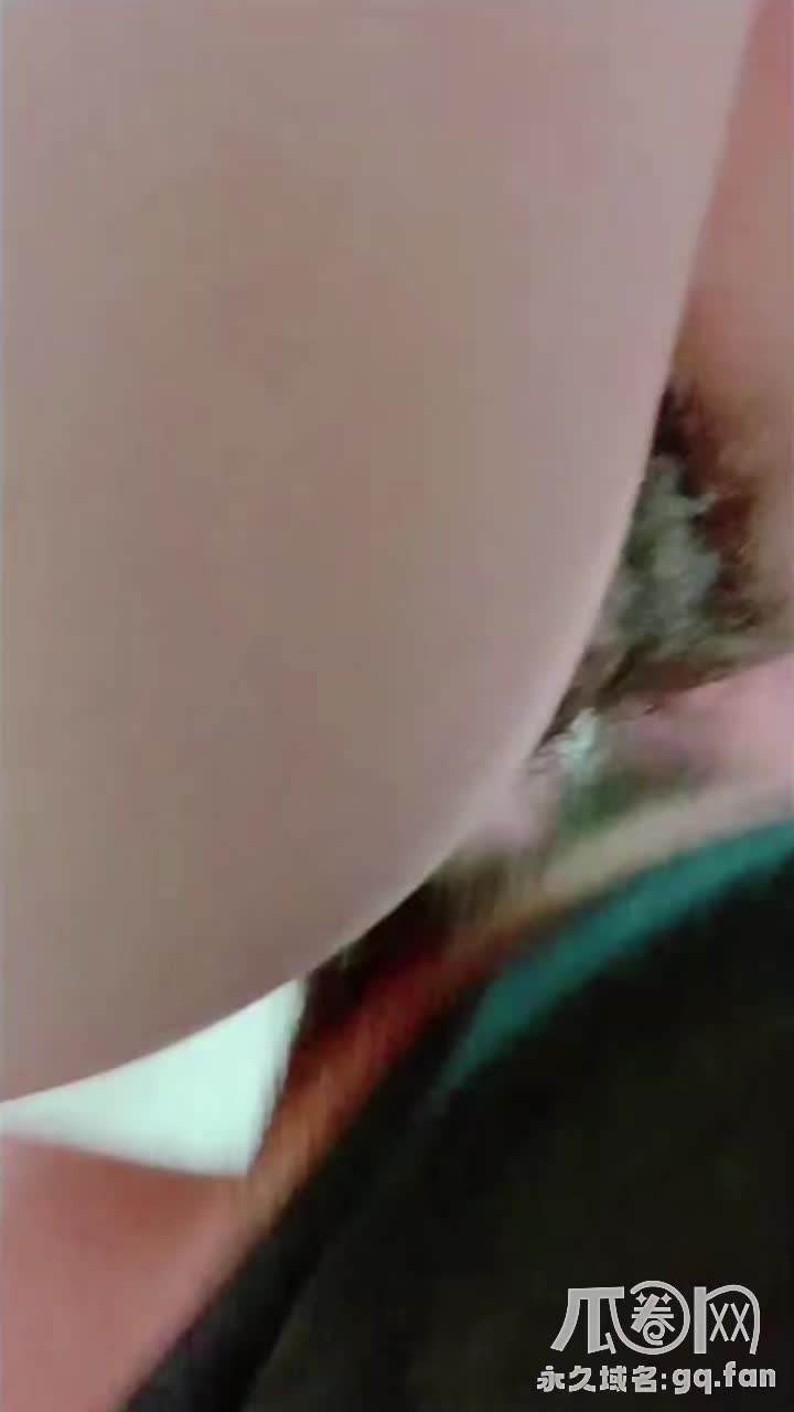 真实父女乱伦！高中生女儿睡着觉被父亲掀开被子强上 各种骚话最后射在胸前！真实的父女乱伦，高中生女儿平时学习压力大，这会儿放假在家睡觉，她妈妈前脚刚出门她爸爸就打开房门摸上床来找到女儿，各种骚话强迫女儿做爱。即使女儿一直说着疼，父亲也没有停下胯下挺动的动作，他的大鸡巴在女儿的窄穴里发疯狂抽插，最后射在了女儿身上！点此查看更多
