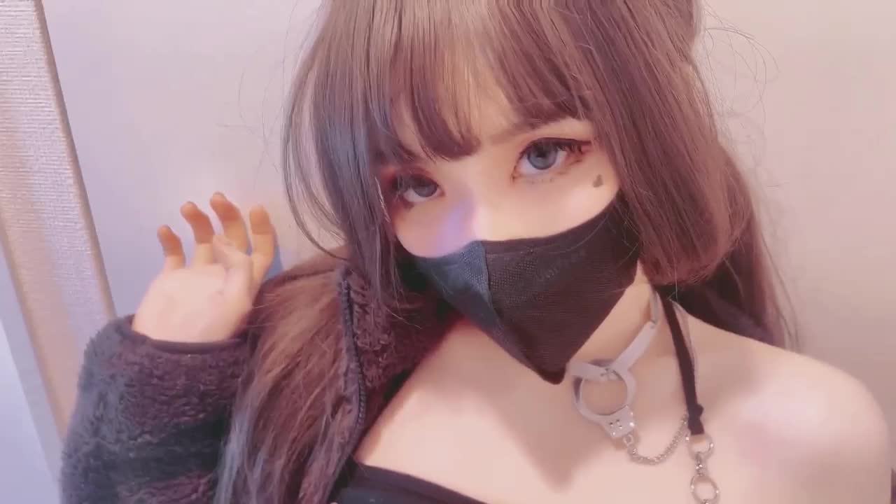 #国产 #超高清 #自拍 【原创】反差学妹半夜来到我家，在她软绵绵的毛衣下穿着黑色的丝绸吊带 「下篇」点此查看更多
