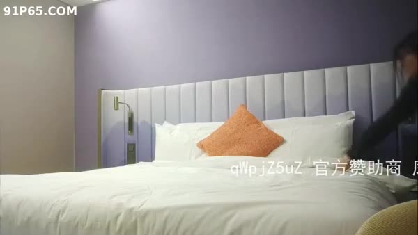 闷骚眼镜熟女 被猛操一声不哼 太狠了点此查看更多