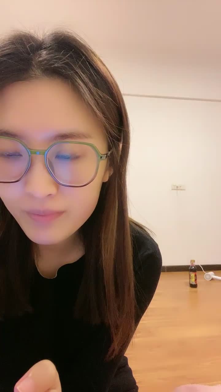 清纯眼镜小姐姐初下海！甜美性格好！半脱下内裤特写掰穴点此查看更多