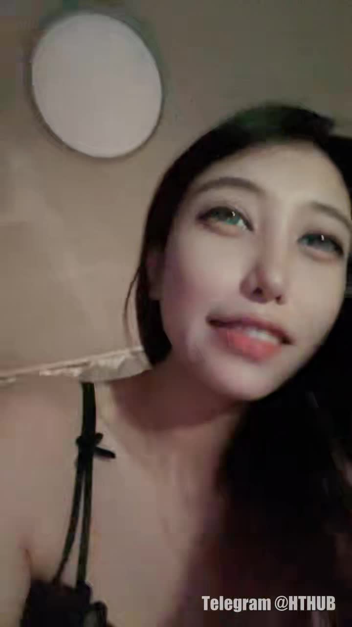 #主播 黑框眼镜极度淫骚小姐姐 细腰贫乳美腿 跳蛋塞穴摇摆点此查看更多