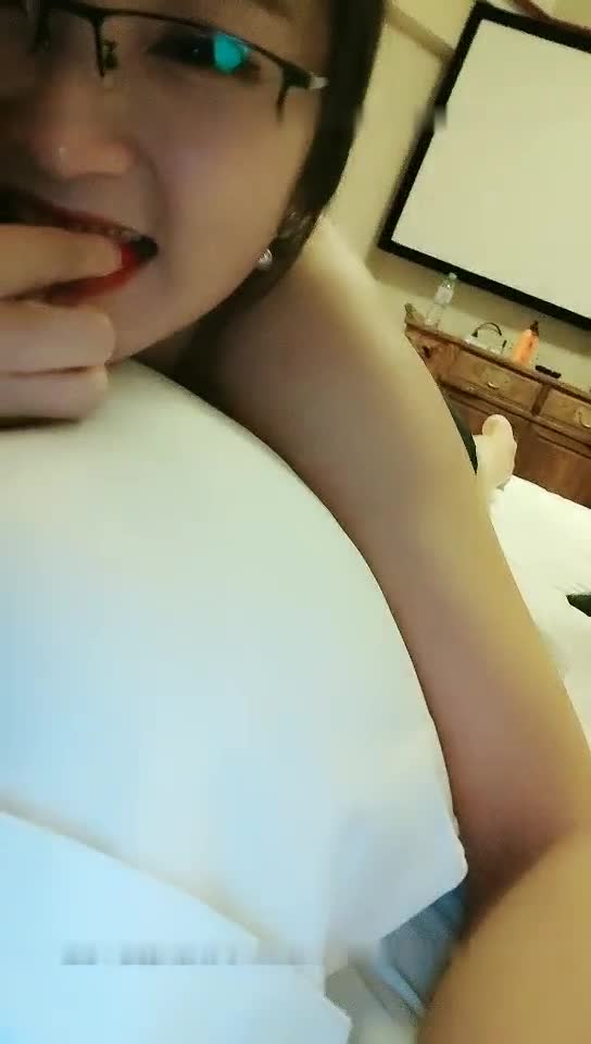 校长模仿《私密养生会所》男技师给那戴着金丝眼镜英语老师推油抠逼这骚货毛真多让人有舔逼的冲动点此查看更多
