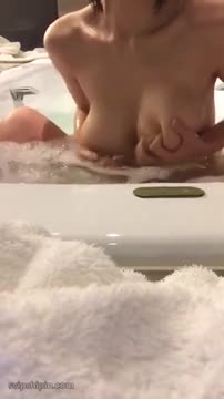 早起喝奶 童颜巨乳胸模主播倩儿酒店浴缸内与眼镜男翻云覆雨一对木瓜奶晃的人眼晕点此查看更多