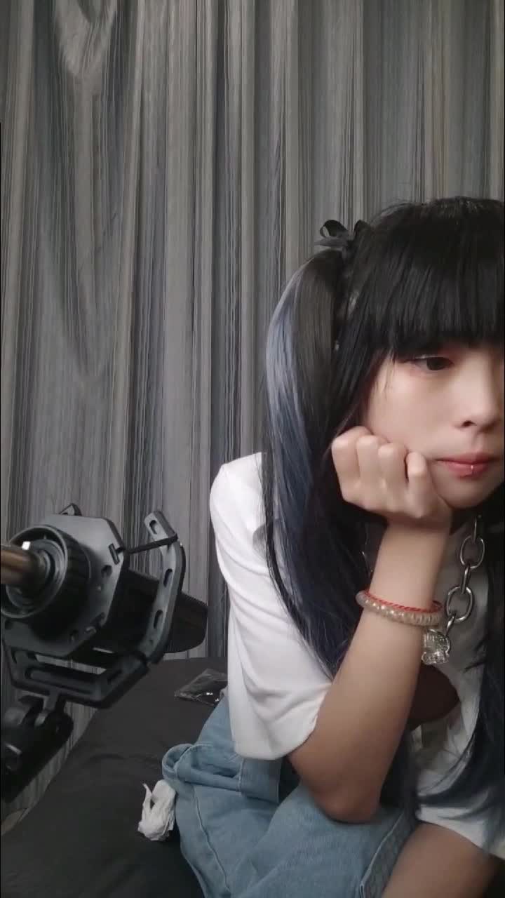 #国产 白虎少女 极度萝莉小骚女一手一屌 黑丝高跟被双屌爆操 嫩穴还操出血 「上」#国产点此查看更多