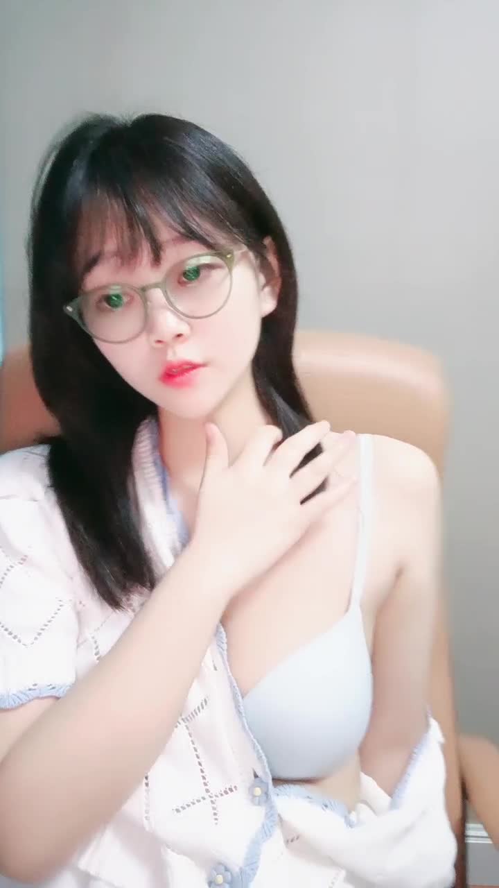 舞蹈生桃子极品美臀清纯眼镜萌妹，半脱下内裤扭动肥臀，热舞摆弄小腰枕头骑乘，抬起双腿露粉穴手指扣弄点此查看更多