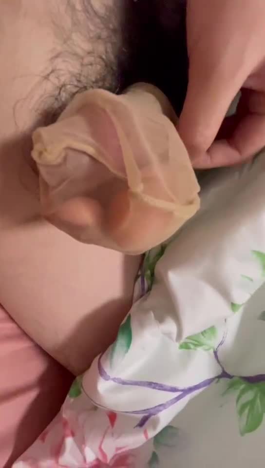 #丝袜 #足交趁女朋友睡午觉把鸡巴插进她的原味短丝袜里足交撸射她一脚！