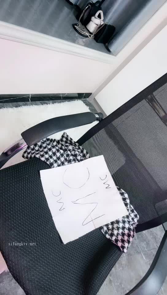 #萝莉 #学生 #颜值 #深圳大学生 刚刚下海颜值顶满的一位超嫩大学生，在镜头面前还是略显生疏不太放得开，不过娇嫩的乳房和极高的颜值弥补了这个缺点，小穴超级粉嫩，撸点极高永久会员套餐三添加8个群40万视频新年福利点此查看更多