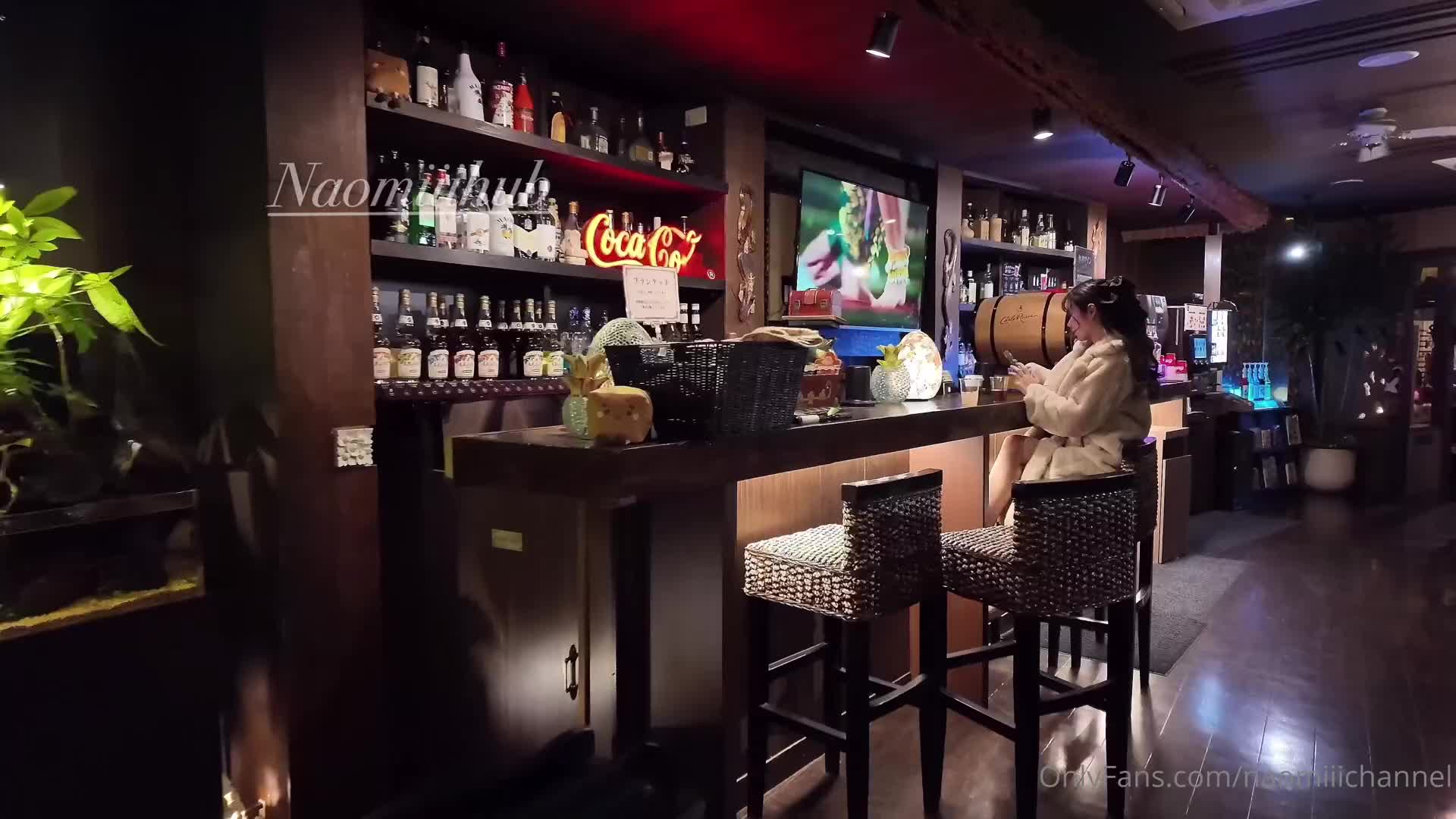 极品樱花妹 naomiii-穿着jk制服各种户外露出啪啪,酒吧约了个贵妇带到房间疯狂后入大淫臀